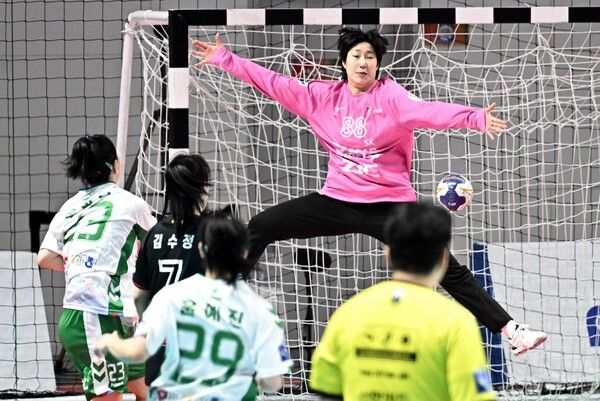 매치 최우수선수(MVP)에 선정된 SK슈가글라이더즈 골키퍼 박조은의 선방 모습. /한국핸드볼연맹 제공