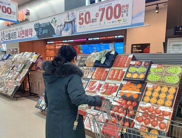 한 소비자가 설 선물로 과일을 구입하기 위해 매장을 둘러보고 있다. /aT 제공