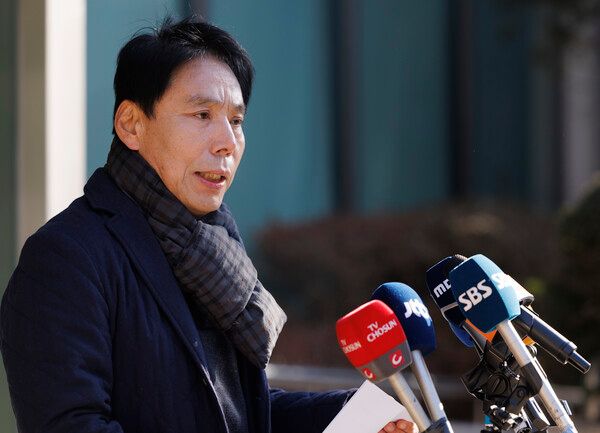 제55대 대한축구협회 회장선거에 출마한 신문선 명지대 기록정보과학전문대학원 스포츠기록분석학과 초빙교수가 10일 오전 서울 종로구 축구회관 현관에서 법원 가처분으로 중지된 축구협회장 선거와 관련한 입장을 밝힌 뒤 취재진 질문에 답하고 있다. /연합뉴스