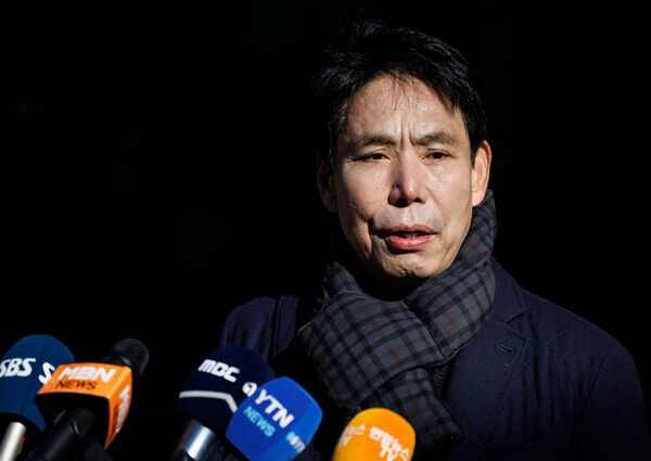 제55대 대한축구협회 회장선거에 출마한 신문선 명지대 기록정보과학전문대학원 스포츠기록분석학과 초빙교수가 10일 오전 서울 종로구 축구회관 현관에서 법원 가처분으로 중지된 축구협회장 선거와 관련한 입장을 밝힌 뒤 취재진 질문에 답하고 있다. /연합뉴스