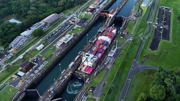 파나마 운하에 있는 화물선. / AP통신 제공