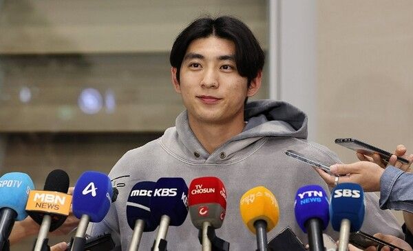 미국프로야구 메이저리그(MLB) 샌프란시스코 자이언츠 이정후가 2024시즌을 마친 뒤&nbsp; 인천국제공항을 통해 귀국해 취재진의 질문을 듣고 있다. /연합뉴스