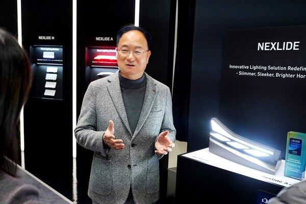 지난 8일(현지시간) 문혁수 LG이노텍 대표가 전시 부스에서 기자들의 질문에 답변하고 있다./LG이노텍