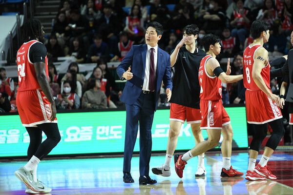 전희철 서울 SK 나이츠 감독(가운데). /KBL 제공