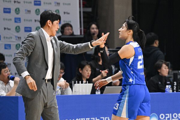 위성우 우리은행 감독과 김단비(오른쪽). /WKBL 제공