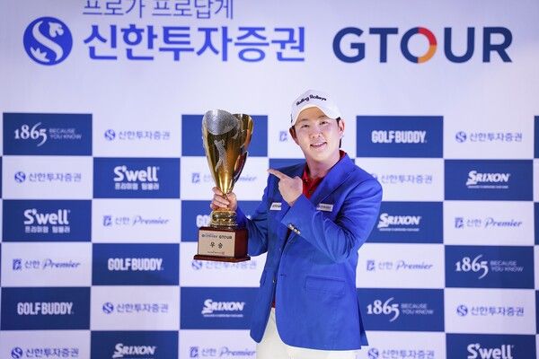 지난 11일 대전 골프존조이마루에서 열린 2025 신한투자증권 GTOUR 1차 대회 우승자 이용희가 우승컵을 들고 세리머니하며 기념사진을 촬영하고 있다. /골프존 제공