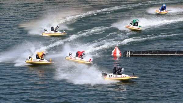 미사리경정장에서 선수들이 턴마크를 돌며 경합을 벌이고 있다. /국민체육진흥공단 제공