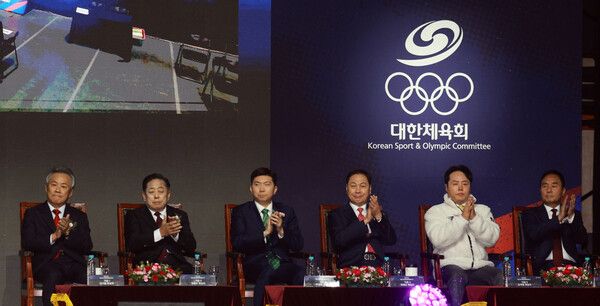 14일 오후 서울 송파구 올림픽공원 올림픽홀에서 열린 제42대 대한체육회장선거에서 후보자들이 자리하고 있다. 왼쪽부터 기호 1번 이기흥 후보자, 기호 2번 김용주 후보자, 기호 3번 유승민 후보자, 기호 4번 강태선 후보자, 기호 5번 오주영 후보자, 기호 6번 강신욱 후보자. /연합뉴스