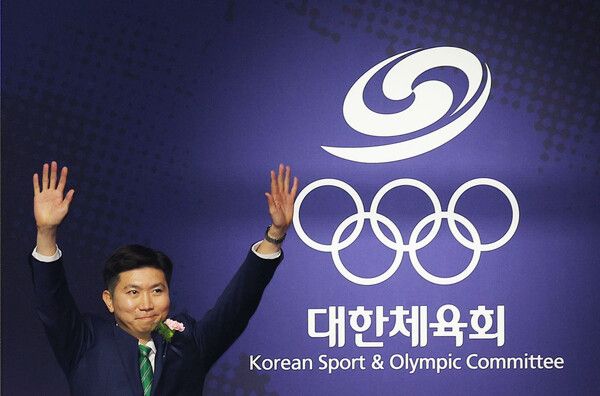 제42대 대한체육회장으로 당선된 유승민이 14일 오후 서울 송파구 올림픽공원 올림픽홀에서 열린 제42대 대한체육회장선거에서 두 손을 들고 감사를 표하고 있다. /연합뉴스