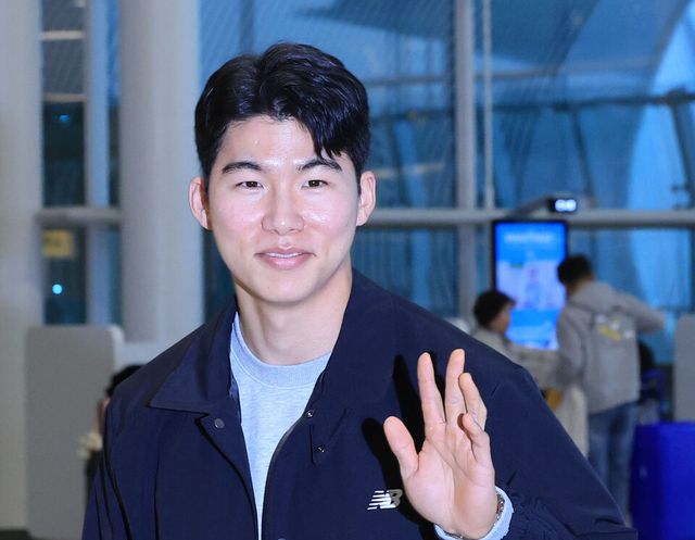 미국프로야구 메이저리그(MLB) 로스앤젤레스 다저스와 계약한 김혜성이 14일 오후 인천국제공항 제2여객터미널을 통해 미국으로 출국하기에 앞서 취재진에게 인사하고 있다. /연합뉴스