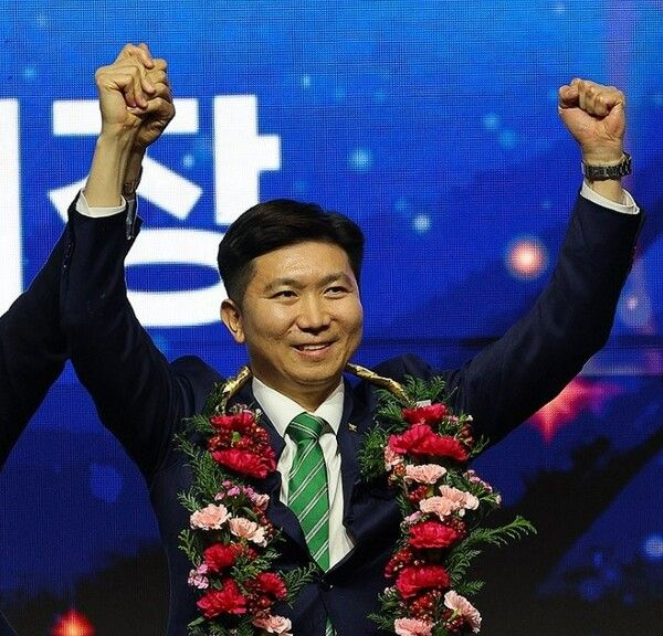 유승민이 14일 서울 송파구 올림픽공원 올림픽홀에서 열린 제42대 대한체육회장선거에서 당선된 후 꽃목걸이를 걸고 두 손을 들어보이고 있다. /연합뉴스