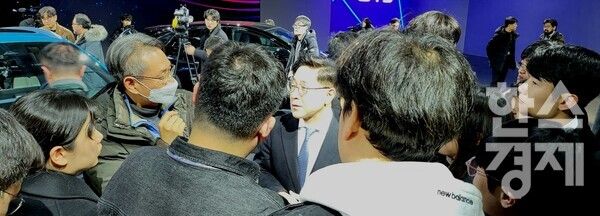 조인철 BYD코리아 승용사업 부문 대표(가운데)가 기자들의 질문에 답하고 있다./ 최창민 기자