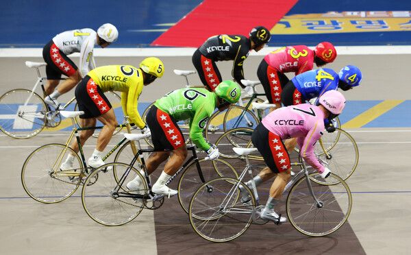 광명스피돔에서 특선급 선수들이 경주를 출발하고 있다. /국민체육진흥공단 제공