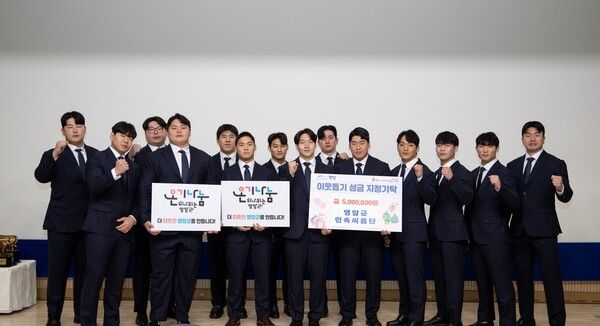 영암군민속씨름단이 15일 영암군청에서 300여 군민이 참석한 가운데 선수 입단식 및 출정식을 열고 기념촬영을 했다. /영암군 제공