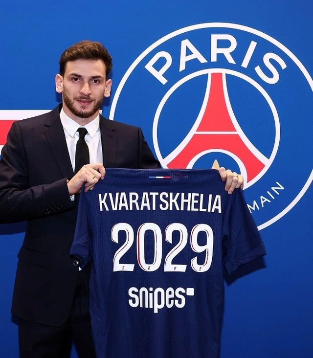 이강인의 소속팀 파리 생제르맹(PSG) 유니폼을 입게 된 흐비차 크바라츠헬리아. /PSG SNS