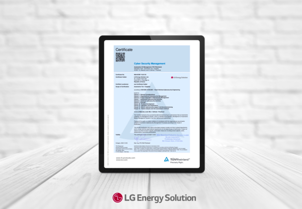LG에너지솔루션은 국제 시험 인증 기관 TÜV라인란드(티유브이 라인란드)로부터 국제표준 ISO/SAE 21434 기반의 자동차 사이버보안 관리체계(CSMS, Cyber Security Management System) 레벨3 인증을 획득했다고 20일 밝혔다. / LG에너지솔루션