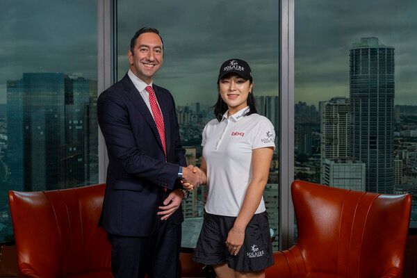 솔레어 로고 모자를 쓴 윤이나(오른쪽). /세마스포츠마케팅 제공