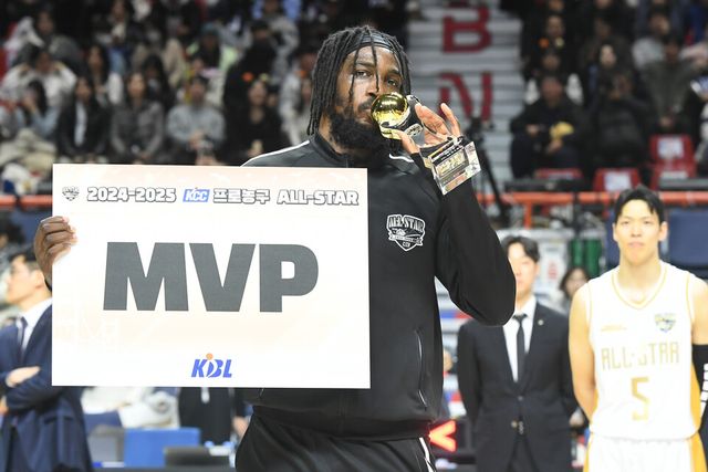 2시즌 연속 올스타전 최우수선수(MVP)로 선정된&nbsp;프로농구 서울 SK의 간판 자밀 워니. /KBL 제공
