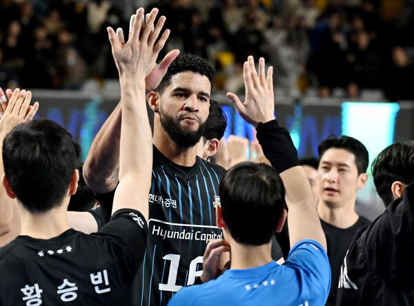 레오를 비롯한 현대캐피탈 선수들이 환호하고 있다. /KOVO 제공