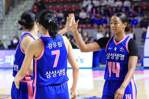 용인 삼성생명 선수들이 환호하고 있다. /WKBL 제공