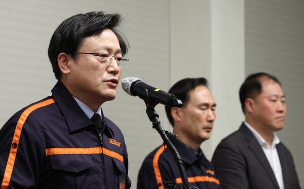 김이배 제주항공 대표가 29일 무안 제주항공 참사 관련 프레스센터가 설치된 서울 강서구 메이필드 호텔에서 사고 관련 브리핑을 하고 있다. /연합뉴스