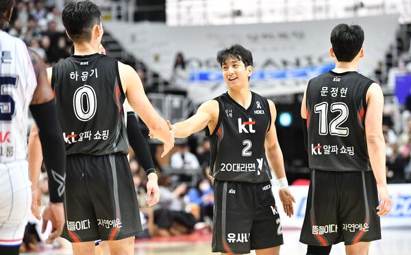 프로농구 수원 KT 소닉붐 허훈(가운데). /KBL 제공