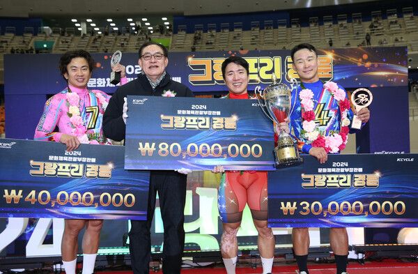 하형주 서울올림픽기념국민체육진흥공단 이사장이 입상에 성공한 선수들과 기념사진을 촬영하고 있다. 2위 정종진(왼쪽부터), 하형주 이사장, 1위 임채빈, 3위 인치환. /국민체육진흥공단 제공