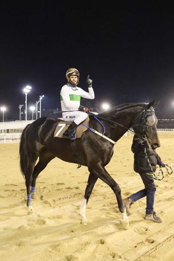 2024년 마지막 경주 우승의 티즈바로우즈와 마이아 기수. /한국마사회 제공