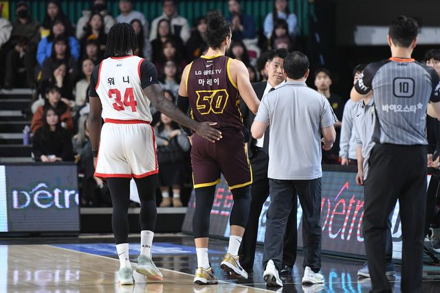 부상으로 코트를 떠나는 마레이. /KBL 제공