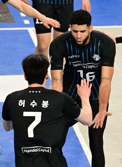 현대캐피탈의 허수봉(앞)과 레오. /KOVO 제공