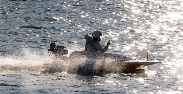 경정 선수가 미사리 경정장에서 열린 경주에서 우승을 차지한 후 손가락을 치켜들며 기뻐하고 있다. /국민체육진흥공단 제공