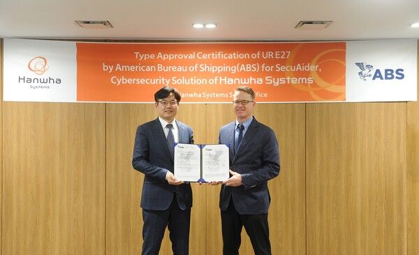 지난 20일 서울&nbsp;중구&nbsp;장교동&nbsp;한화빌딩에서&nbsp;열린&nbsp;한화시스템&nbsp;선박용&nbsp;사이버보안&nbsp;솔루션의&nbsp;미국선급협회(ABS)&nbsp;E27&nbsp;인증&nbsp;수여식에서 조명섭&nbsp;한화시스템&nbsp;해양사업부장(왼쪽),&nbsp;대런&nbsp;레스코스키 미국선급협회&nbsp;부사장이 기념 촬영을 하고 있다./한화시스템