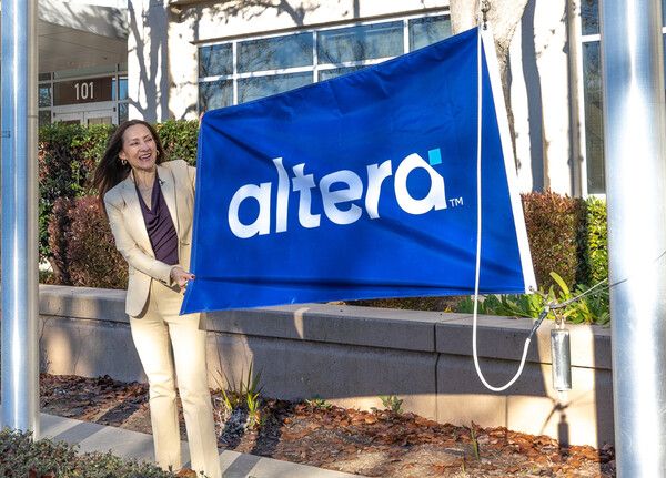 회사 깃발을 게양하고 있는&nbsp;산드라 리베라 CEO. / 알테라