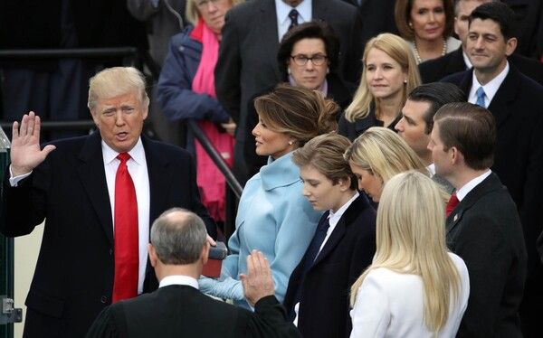 20일(현지시간) 워싱턴 D.C. 연방의회 의사당에서 미국 제47대 대통령으로 공식취임한 트럼프 대통령은 취임사에서 “미국의 황금기가 이제 막 시작됐다”며 강력한 미국 우선주의를 강조했다. / 연합뉴스