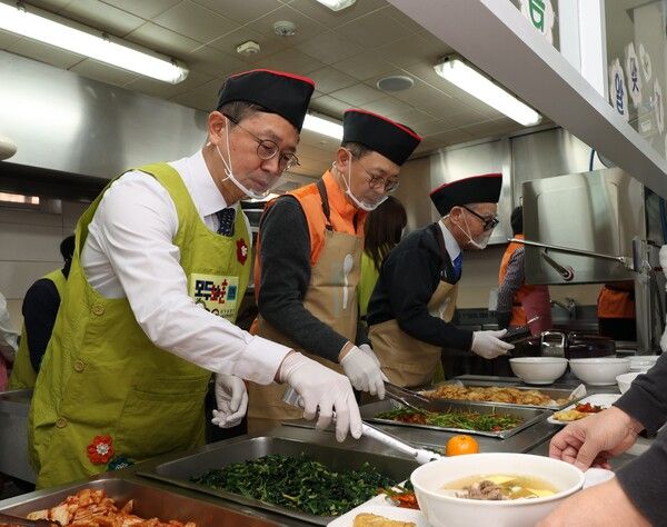 23일 서울 중구에&nbsp;위치한 중구보훈회관에서 (왼쪽부터) 전종호&nbsp;서울지방보훈청장,&nbsp;전연보&nbsp;한화시스템&nbsp;재무실장,&nbsp;하태환&nbsp;중구보훈회관장이 배식하고 있다. /한화시스템