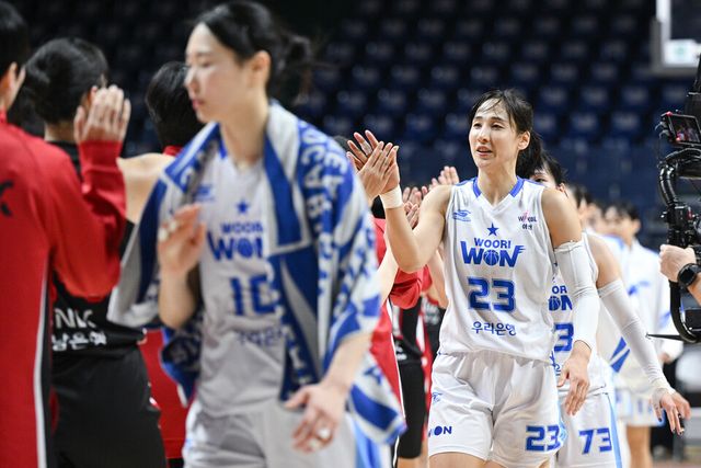 우리은행은 24일 부산 사직체육관에서 열린 하나은행 2024-2025 여자프로농구 정규리그 원정 경기에서 BNK를 60-54로 꺾었다. /WKBL 제공​​​​​​​