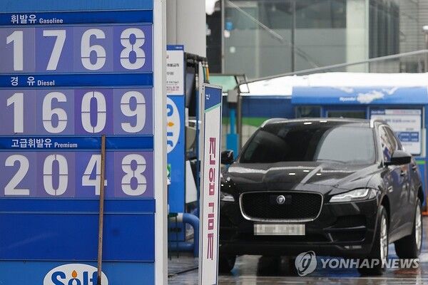 국내 주유소 기름값이 15주 연속 상승했다.&nbsp; /연합뉴스
