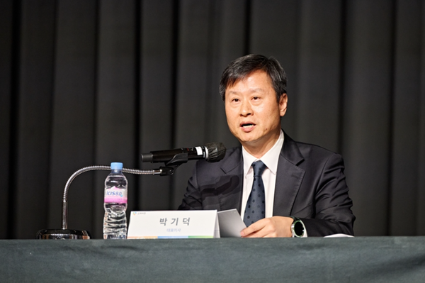 고려아연 박기덕 사장이 24일 기자회견을 통해 영풍‧MBK파트너스와의 대타협을 위한 대화를 제안했다. 이는 4개월 넘게 이어진 적대적 M&A 공방 이후 처음으로 나온 화해의 메시지다. / 고려아연