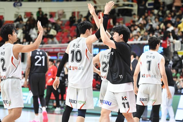 KT는 26일 울산동천체육관에서 열린 2024-2025 KCC 프로농구 정규리그 원정 경기서 현대모비스를 78-72로 꺾었다. /KBL 제공