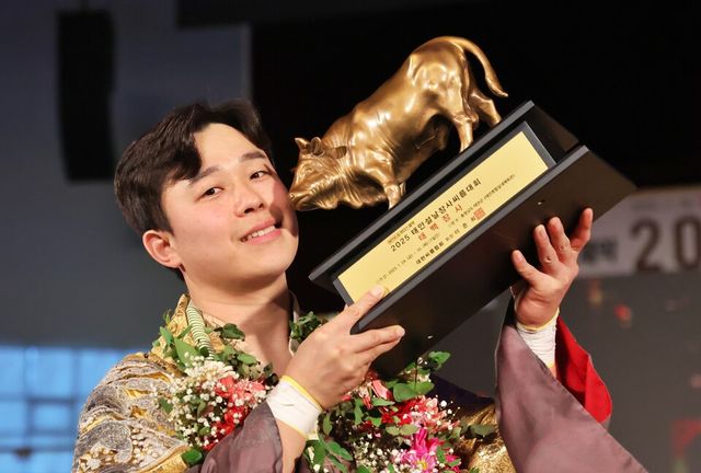 26일 충남 태안종합실내체육관에서 열린 위더스제약 2025 태안설날장사씨름대회 태백장사(80kg이하)에 등극한 이광석(울주군청)이 황소트로피를 들고 기념 촬영하고 있다. /연합뉴스