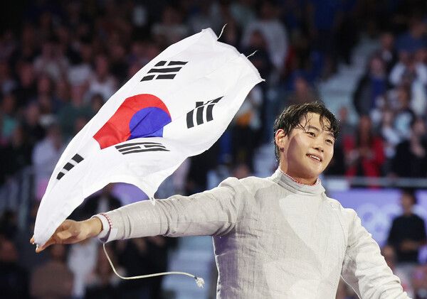 프랑스 파리 그랑 팔레에서 열린 2024 파리올림픽 펜싱 남자 사브르 경기에서 금메달을 차지한 오상욱이 태극기를 들고 세리머니를 하고 있다. /연합뉴스