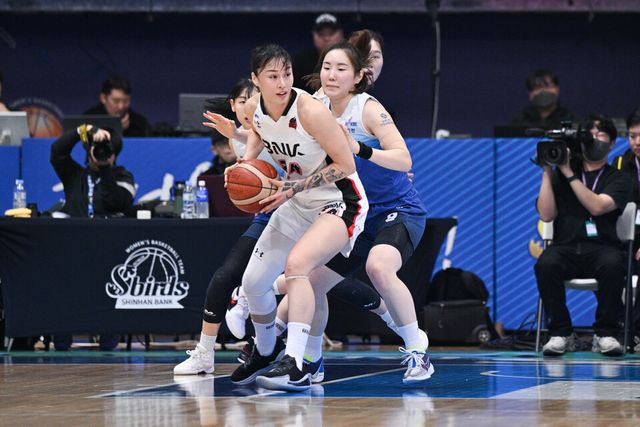 여자프로농구 부산 BNK가 2연패에서 탈출하며 선두 자리를 되찾았다./ WKBL 제공