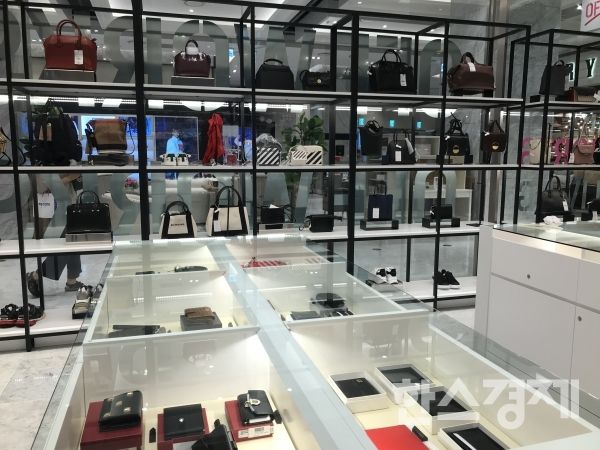 8월 28일 오픈 당시 현대시티아울렛 가든파이브점 오프웍스 2호점 내부. 할인 판매하는 명품이 많다. /이상빈 기자