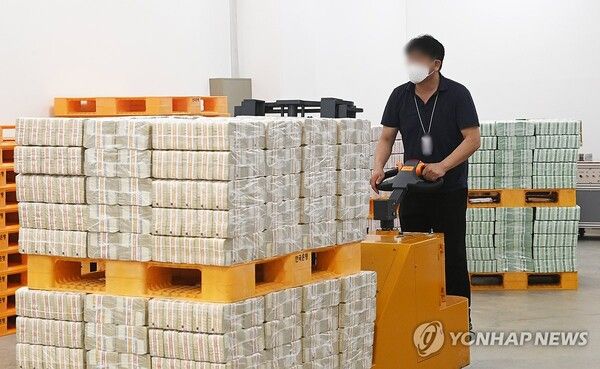 설 명절을 앞두고 발행된 신권 규모가 최근 5년간 최저치를 기록한 것으로 나타났다. /연합뉴스