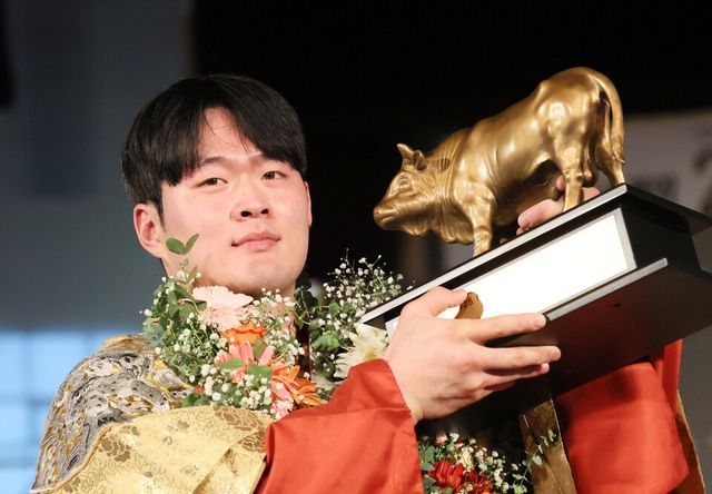 28일 충남 태안종합실내체육관에서 열린 위더스제약 2025 태안설날장사씨름대회 한라장사(105kg이하)에 등극한 박민교(용인특례시청)가 황소트로피를 들고 기념 촬영하고 있다. /연합뉴스