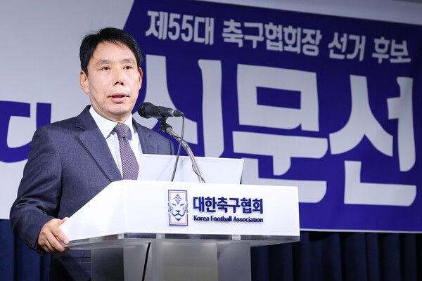제55대 대한축구협회장 선거에 출마한 신문선 후보가 27일 오후 서울 종로구 축구회관에서 공약을 발표하고 있다. /연합뉴스