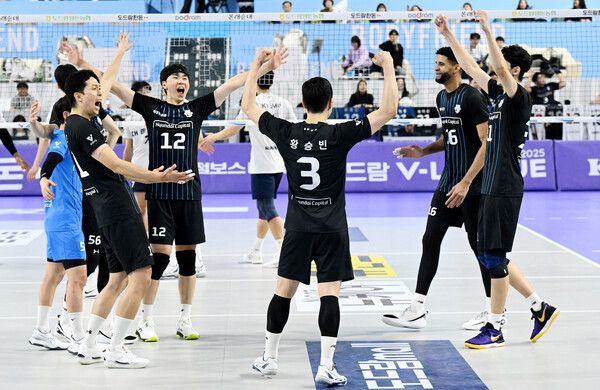 현대캐피탈 선수들이 기뻐하고 있다. /KOVO 제공