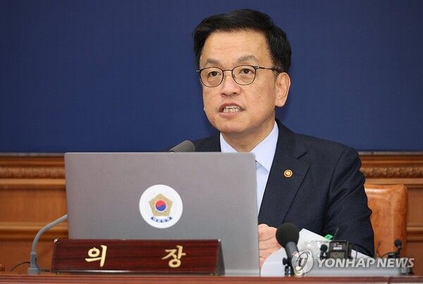 &nbsp;최상목 대통령 권한대행 부총리 겸 기획재정부 장관이 30일 정부서울청사에서 금융당국 수장들과 거시경제·금융현안간담회를 주재했다. /사진=연합뉴스