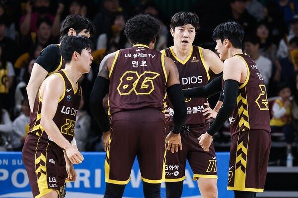 창원 LG 선수들이 한데 모여 있다. /KBL 제공