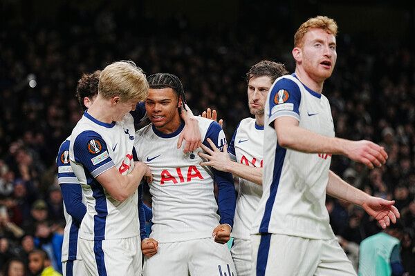 토트넘 홋스퍼 데얀 스칼렛(가운데). /연합뉴스